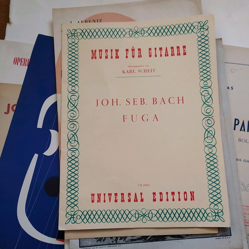 Guitar sheet music like new, pack of 10 classical pieces