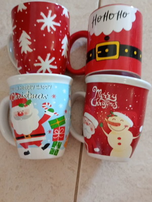 Christmas mugs set of 4 like new, 3 red and 1 blue