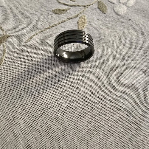 Men's rings like new, pack of 8, black and gray