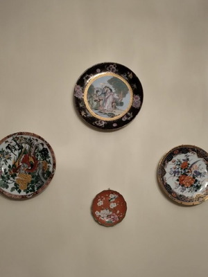Decorative wall plates set, like new, pack of 4