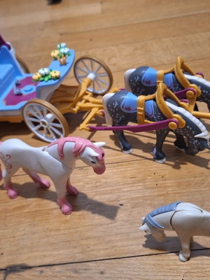 Modern Playmobil dollhouse like new with carriage and horses