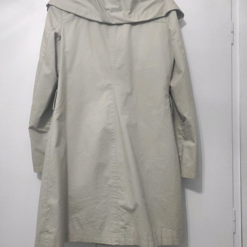 Beige trench coat with unique collar Medium in excellent condition