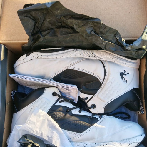 Shaq basketball sneakers like new, size 40, black and white
