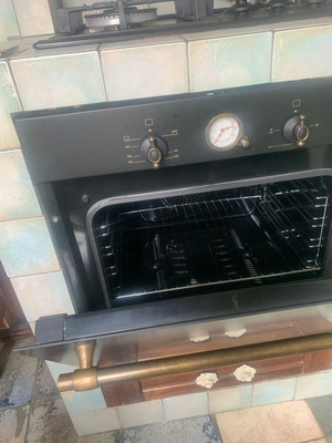 Natural gas oven like new, built-in