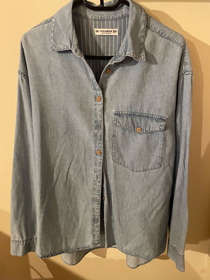 Pull & Bear denim shirt like new, size M, light blue with wooden buttons