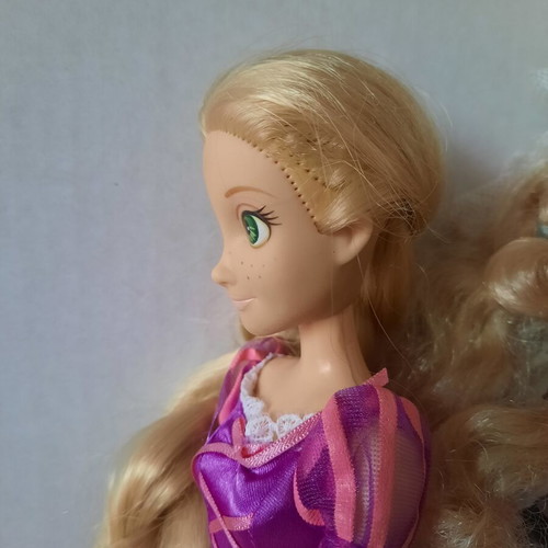 Rapunzel Disney Store doll used, classic old edition
