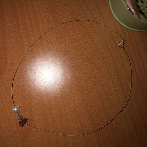 Women's necklace with 3 stones and thin wire chain in gold color new