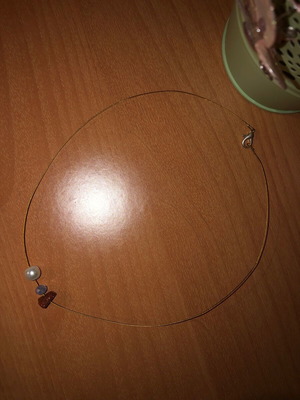 Women's necklace with 3 stones and thin wire chain in gold color new