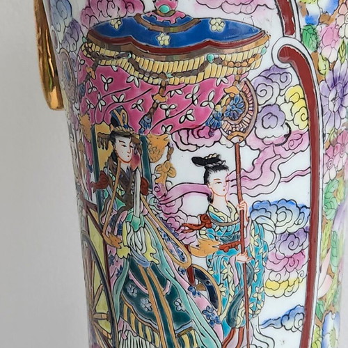 Large Chinese Famille Rose porcelain vase with wooden base, Republic period