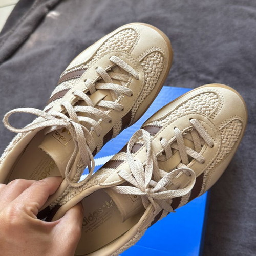 Adidas Gazelle sneakers like new with straw effect and brown stripes