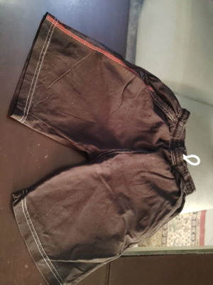 Βερμούδα για αγόρι 6 ετών σαν καινούργια, μαύρη και κόκκινη