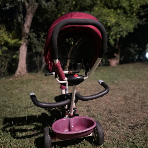Children's tricycle with rotating seat, parent handle and sunshade, new