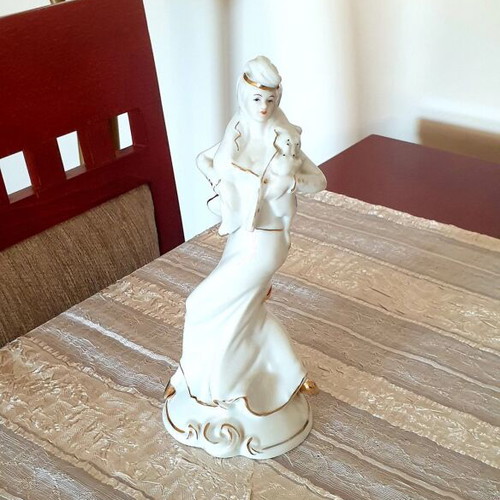 Porcelain figure of a woman with gold details, like new