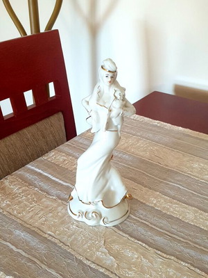 Porcelain figure of a woman with gold details, like new