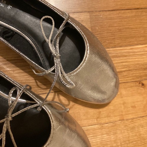 Pull&Bear silver Mary Janes ballerinas with bow like new