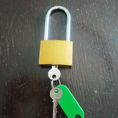 Security padlock like new with two keys