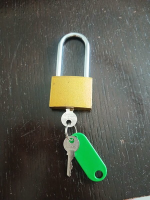 Security padlock like new with two keys