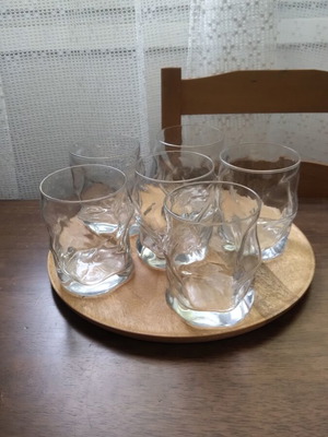 Set of 6 water and juice glasses with bamboo tray like new