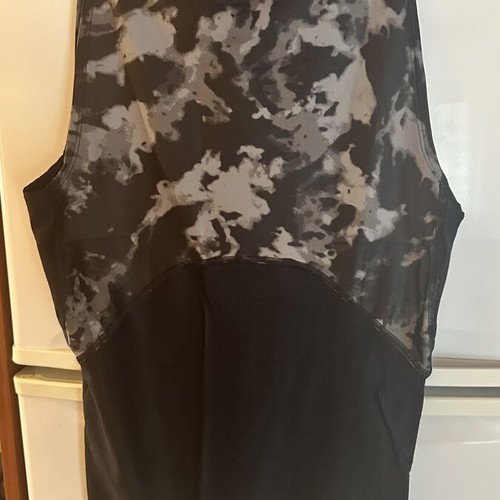 Under Armour Iso-Chill HeatGear sleeveless compression shirt like new, black-gray camo, size M