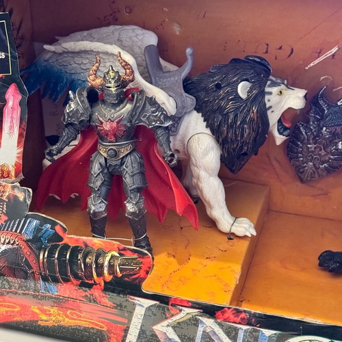 Knight Quest for Dark Beasts figures like new with damaged packaging