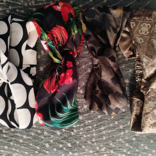Hairbands-turban set of 4 like new, Guess gold color