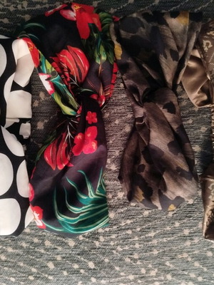 Hairbands-turban set of 4 like new, Guess gold color