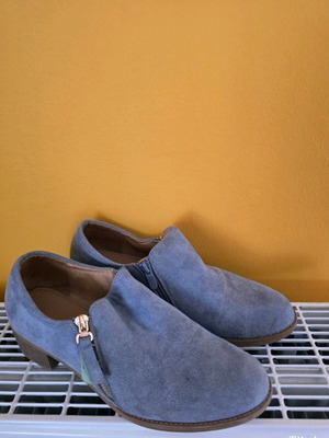 Women's blue suede ankle boot with low heel like new