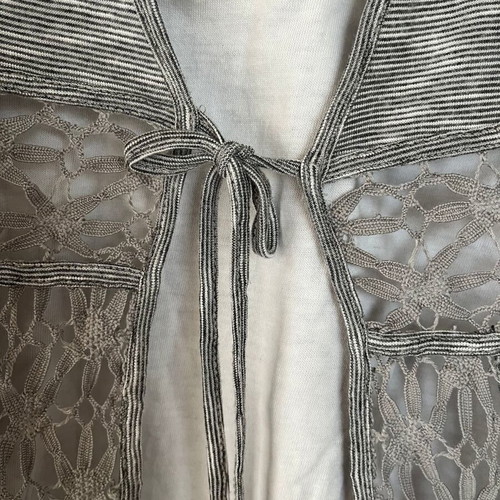 Women's blouse like new, size 16, gray and white with lace