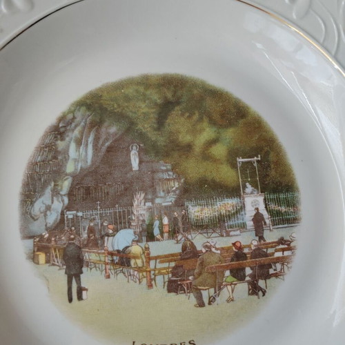 Collector plate like new with embossed border and Lourdes scene