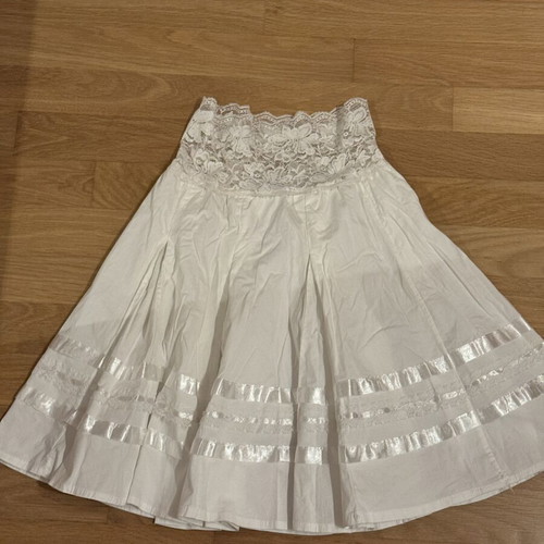 White romantic style skirt like new, sizes S/M, lace details