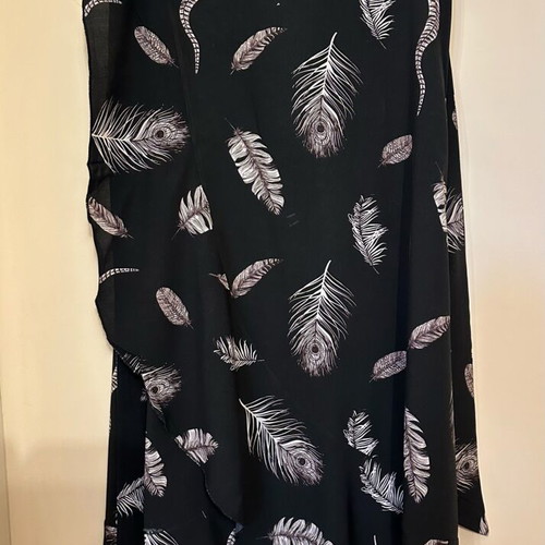 Tag pareo skirt like new, one size, black with feather pattern