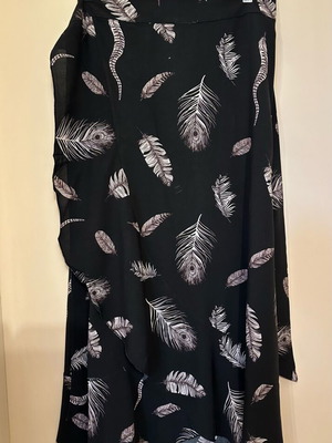 Tag pareo skirt like new, one size, black with feather pattern