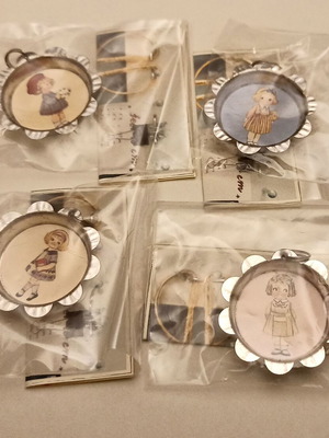 Metal flower frames with vintage images, set of 4 pieces new