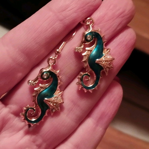 Seahorse earrings in like new condition made of zinc alloy
