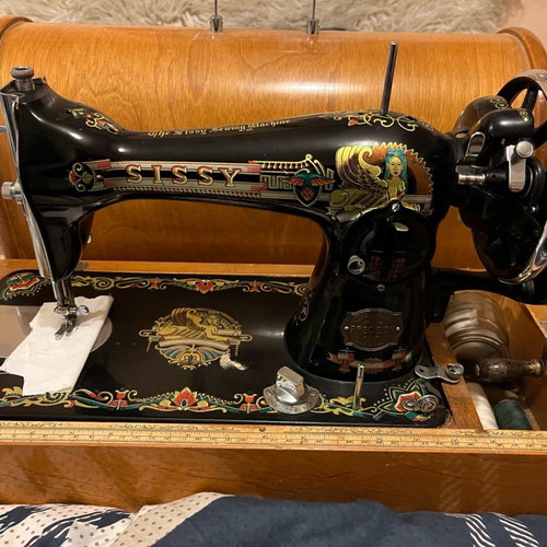 Sewing machine used, 50-60 years old, Japanese in excellent condition