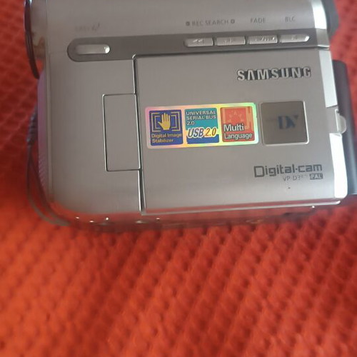 Samsung VP-D351 PAL digital camcorder like new with MiniDV cassette