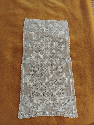 Vintage handmade filet table runner used, 70x35 cm