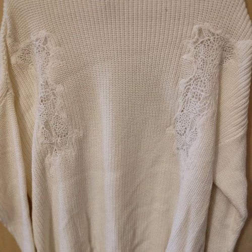 White Stradivarius knitted sweater like new with embroidery, size L