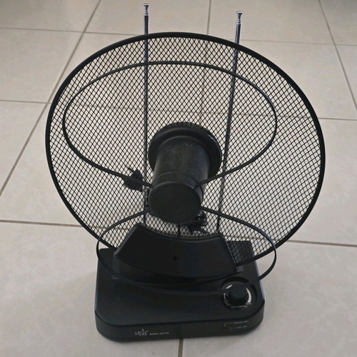 Indoor antenna for TV and radio with 36db amplifier like new