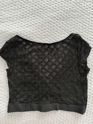 Lynne μαύρο δαντελένιο crop top με ανοιχτή πλάτη μέγεθος S σαν καινούργιο