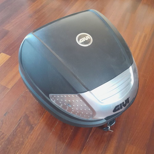 Givi 30LT motorcycle top case like new with base