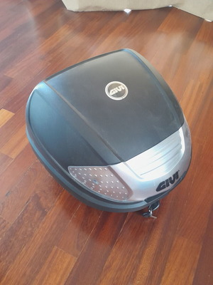 Givi 30LT motorcycle top case like new with base
