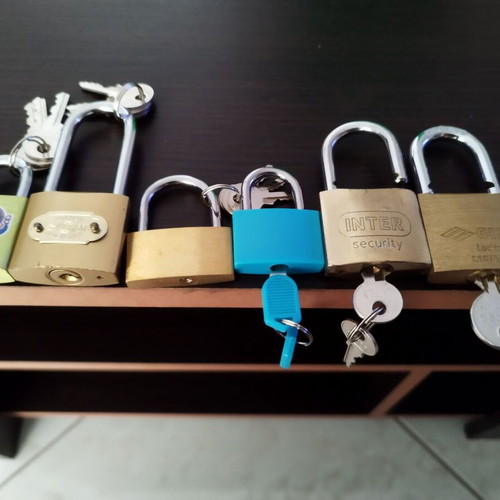 Padlocks like new, pack of 6 with extra keys