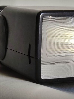 SUNPAK Power Zoom 4000AF electronic flash used with LCD for film cameras