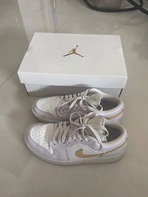 Обувки Nike Air Jordan 1 Low бели и лилави като нови номер 38.5