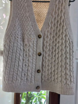 Oysho wool sleeveless cardigan like new, white and beige