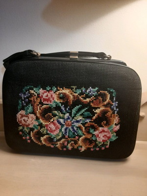 Embroidered vintage piece handbag used, handheld