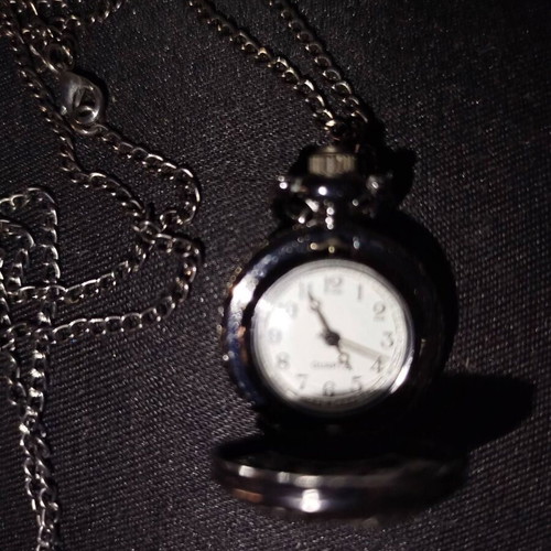 Pendant watch like new with antique look and chain