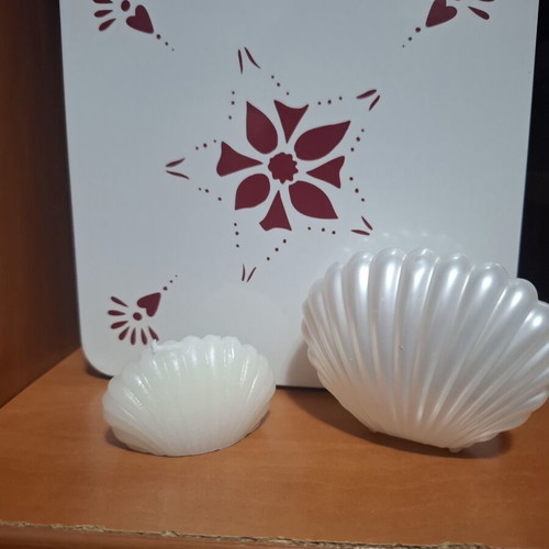Decorative shell candle like new, with pearl shell box