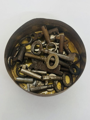 Lot of 17 small antique skeleton keys used with French metal lid